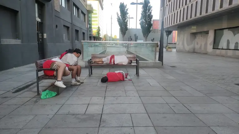 Jóvenes durmiendo en la calle en Pamplona durante San Fermín 2022. LUCÍA VALERO