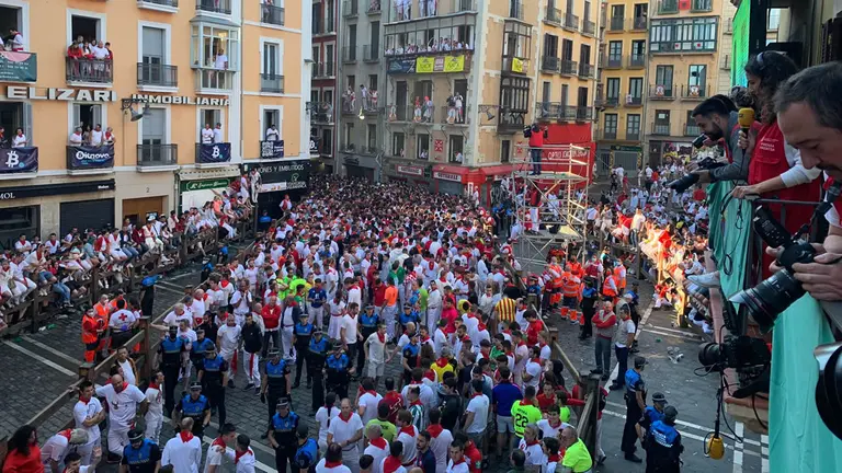 Ambiente en la plaza del Ayuntamiento en el encierro de San Fermín de 10 de julio de 2022 con toros de La Palmosilla. MAITE H MATEO