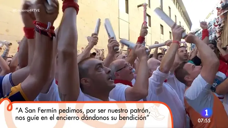 Primer cántico a San Fermín en el encierro del 10 de julio de 2022 con toros de La Palmosilla. RTVE