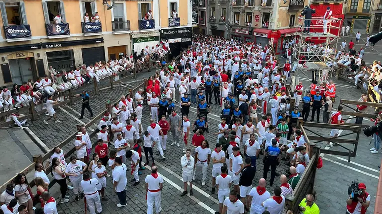 Ambiente previo al encierro de San Fermín del lunes 11 de julio en la plaza del Ayuntamiento con toros de Cebada Gago. NAVARRA.COM