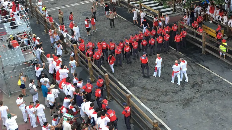 Ambiente previo al encierro de San Fermín del lunes 11 de julio en la bajada al callejón con toros de Cebada Gago. ÍÑIGO ALZUGARAY