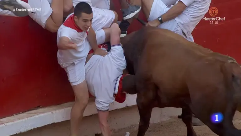 Un Cebada Gago se ha ensañado con un mozo en la plaza de toros. RTVE