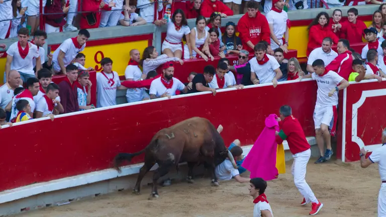Un Cebada Gago empitona a un mozo en la plaza de toros