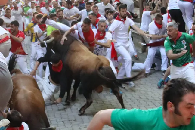 Quinto encierro de los Sanfermines 2022 con toros de Cebada Gago en Telefónica (bajada al callejón). KUKUXUMUXU. Javier Mutilva