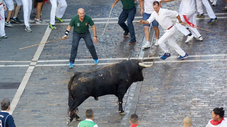 Quinto encierro de San Fermín 2022 con toros de la ganadería de Hros. de José Cebada Gago en el final de Estafeta y la zona de Telefónica. IÑIGO ALZUGARAY