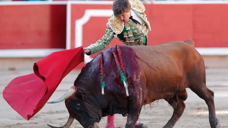 Juan Leal con su primer toro de Cebada Gago.