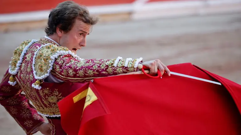 El diestro Román durante la lidia al segundo toro de la tarde en la sexta de abono de la Feria del Toro de los Sanfermines 2022 con toros de la ganadería gaditana de Cebada Gago. REUTERS / Juan Medina