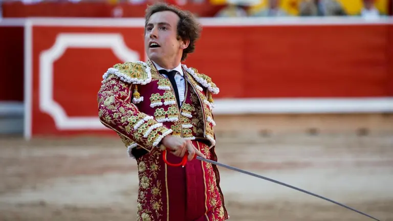 El diestro Román durante la lidia al segundo toro de la tarde en la sexta de abono de la Feria del Toro de los Sanfermines 2022 con toros de la ganadería gaditana de Cebada Gago. REUTERS / Juan Medina