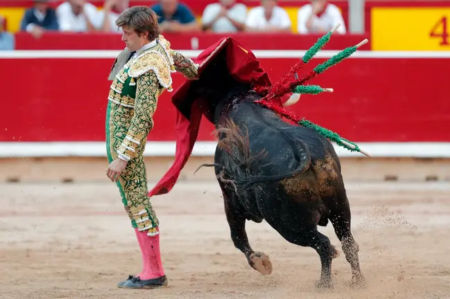 El diestro Juan Leal durante la lidia al cuarto toro de la tarde en la sexta de abono de la Feria del Toro de los Sanfermines 2022 con toros de la ganadería gaditana de Cebada Gago. EFE/ Villar Lopez