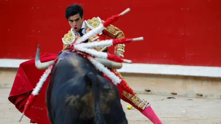 El diestro Jesús Enrique Colombo durante la lidia del sexto toro de la tarde en la sexta de abono de la Feria del Toro de los Sanfermines 2022 con toros de la ganadería gaditana de Cebada Gago. REUTERS Juan Medina