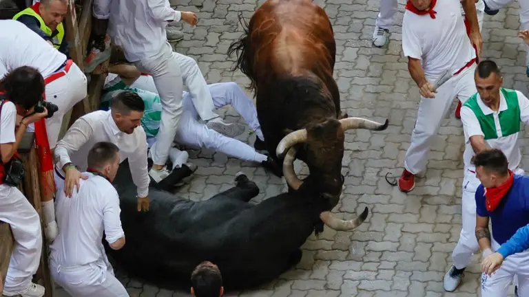 Los toros de la ganadería de Jandilla a su paso por el callejón de entrada a la plaza de toros durante el sexto encierro de los Sanfermines. EFE Villar López 11