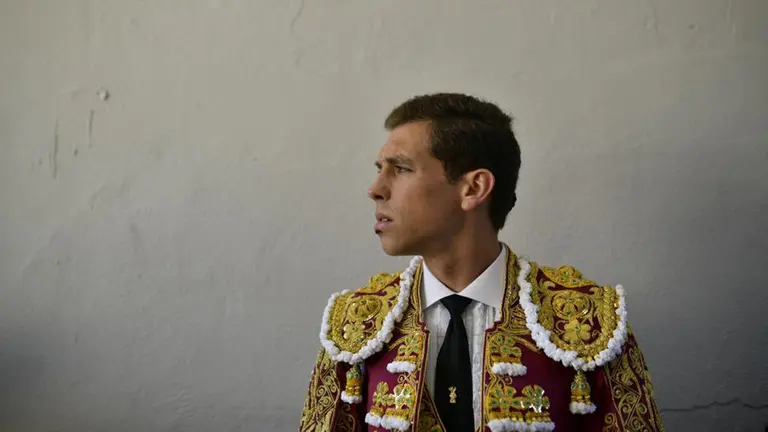 Ginés Marín torea los Jandilla en la plaza de toros de Pamplona por la Feria del Toro de San Fermín en la corrida del 12 de julio. PABLO LASAOSA