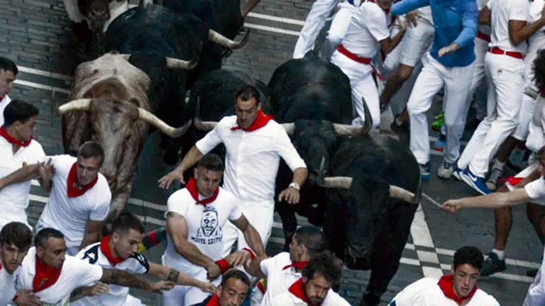 Séptimo encierro de San Fermín 2022 con toros de Victoriano del Río en la primera parte de la calle Estafeta. MÓNICA SARASA (16)