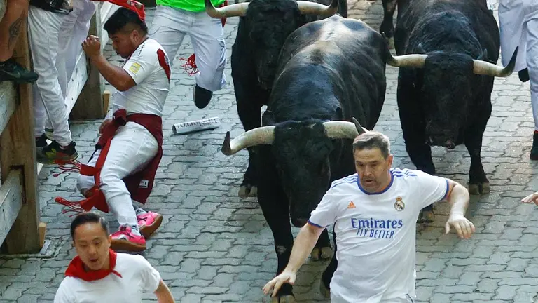 Séptimo encierro de San Fermín 2022 con toros de Victoriano del Río en la bajada al callejón. EFE Rodrigo Jiménez 01