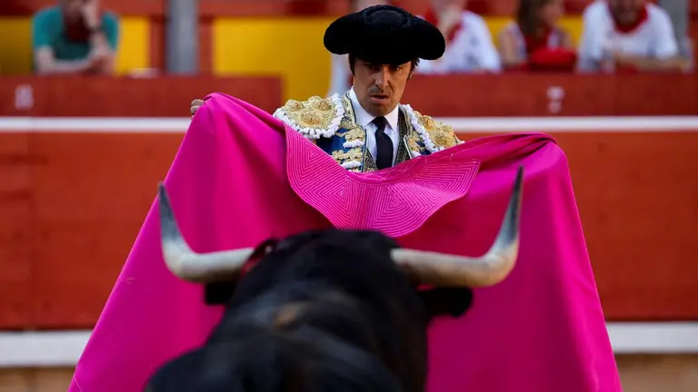 Miguel Ángel Perera con 'Bocinero', primer toro de su lote en la séptima corrida de la Feria del Toro de San Fermín 2022. REUTERS Juan Medina
