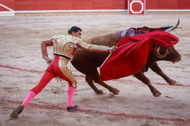 Paco Ureña con 'Enamorado', segundo toro de la tarde en la séptima corrida de la Feria del Toro de San Fermín 2022. EFE Rodrigo Jiménez (2)