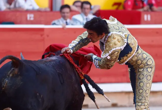 Miguel Ángel Perera con 'Dulce', cuarto toro de la tarde en la séptima corrida de la Feria del Toro de San Fermín 2022. EFE Rodrigo Jiménez (2)