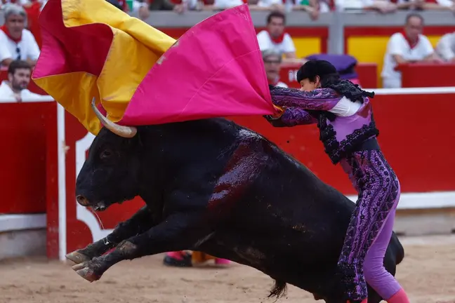 Roca Rey con 'Ebanista', sexto toro de la tarde en la séptima corrida de la Feria del Toro de San Fermín 2022. EFE Rodrigo Jiménez