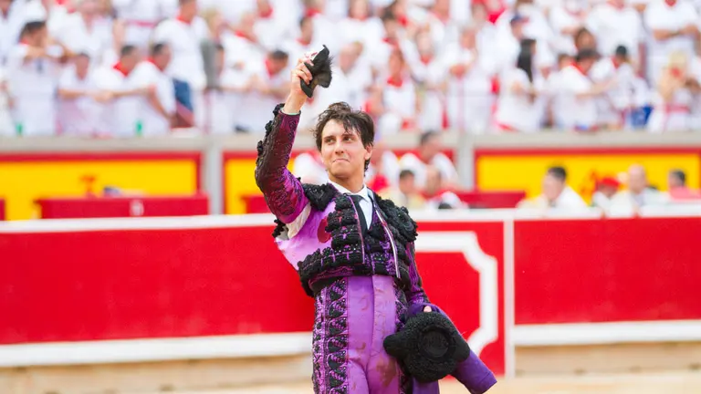 Los toreros Miguel Ángel Perera, Paco Ureña y Andrés Roca Rey lidian con los toros de Victoriano del Río en la séptima corrida de la fiesta del toro de San Fermín 2022. ALEJANDRO VELASCO