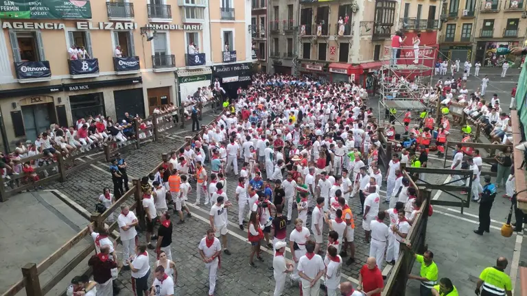 Ambiente previo al último encierro de San Fermín 2022 con toros de Miura