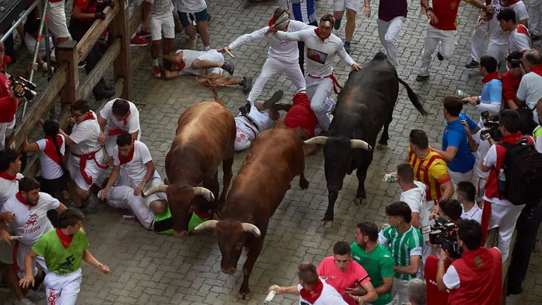 Octavo encierro de San Fermín 2022 con toros de Miura en la bajada al callejón. PABLO LASAOSA