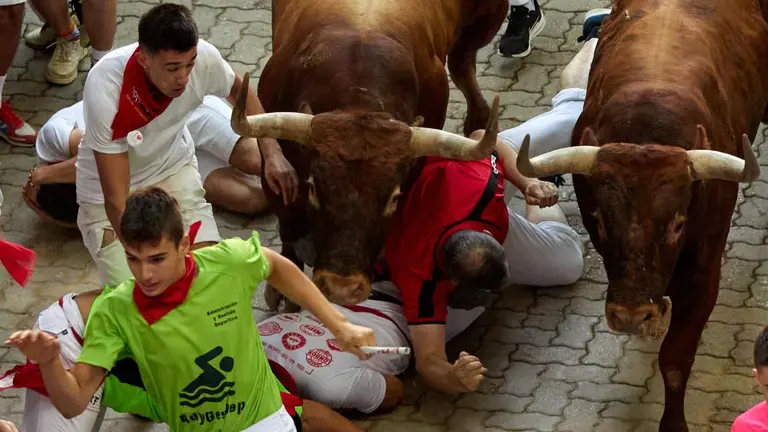 Último encierro de San Fermín 2022 con toros de la ganadería de Miura en la bajada al callejón. EFE J.P. Urdiroz 11
