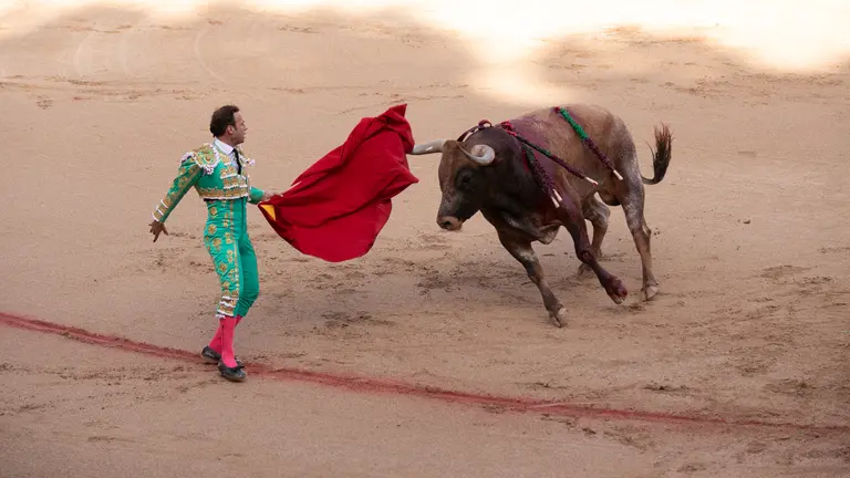 Antonio Ferrera durante su primer toro de Miura en la última corrida de la Feria del Toro de Pamplona durante San Fermín. MAITE H. MATEO