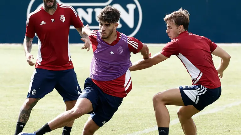 La última incorporación de Osasuna, Abde Ezzalzouli, cedido por el Barcelona hasta final de temporada y Pablo Ibañez (d), durante el entrenamiento de este miércoles en las instalaciones de Tajonar. EFE/ Jesús Diges