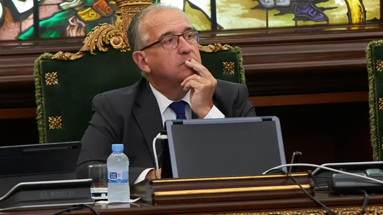 El alcalde ha lamentado que se haya quemado alguna construcción en la ladera del monte. IÑIGO ALZUGARAY