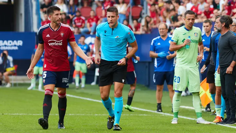 Díaz de Mera en el partido entre Osasuna y Getafe disputado en el estadio de El Sadar. IÑIGO ALZUGARAY