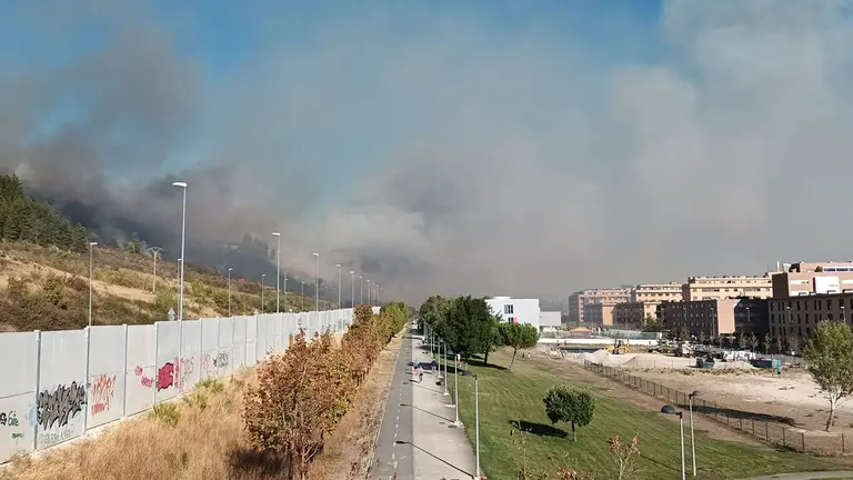 El incendio de San Cristóbal continúa activo y las llamas siguen propagándose en dirección Pamplona. EMILIO LINARES