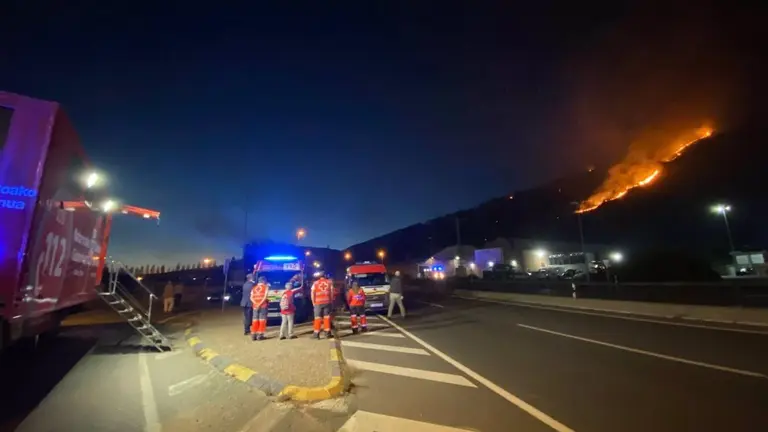 Vista del incendio durante la noche. CEDIDA