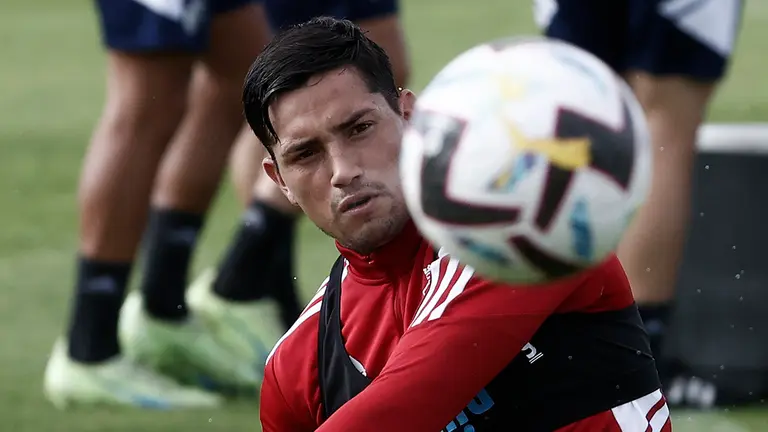 El delantero argentino de Osasuna Chimy Avila en un entrenamiento en Tajonar. EFE/Jesús Diges