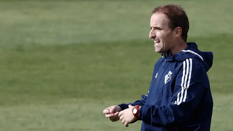 El entrenador de Osasuna Jagoba Arrasate dirige el entrenamiento de este miércoles en las instalaciones de Tajonar, en Pamplona. EFE/ Jesús Diges