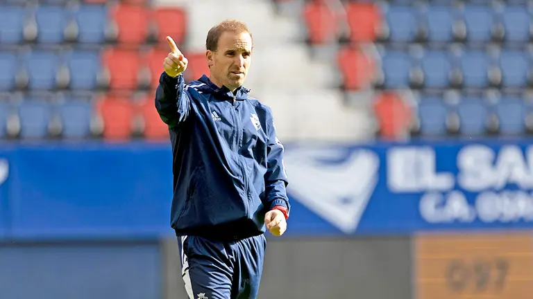 Jagoba Arrasate dando instrucciones en un entrenamiento en El Sadar. CA Osasuna.