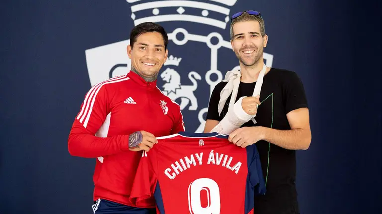 Chimy Ávila le regala una camiseta al aficionado Iosu Marcos. CA Osasuna.