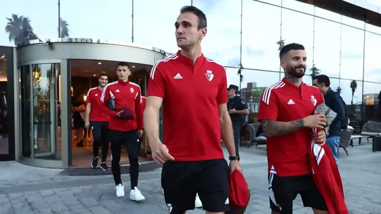 Los jugadores rojillos salen del hotel de concentración camino del estadio Ciudad de Valencia. CA Osasuna.