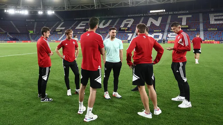 Los jugadores rojillos ya están en el estadio Ciudad de Valencia. CA Osasuna.