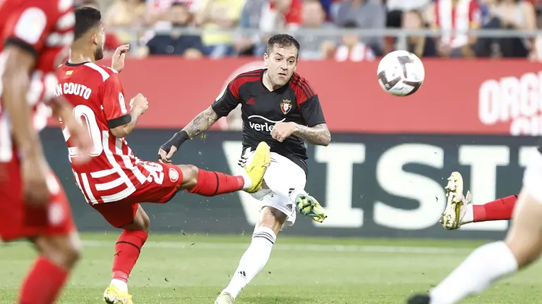 Disparo de Rubén Peña con la derecha sobre la portería del Girona. CA Osasuna.