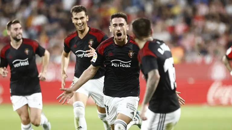Kike Barja celebra su gol marcado en Girona. CA Osasuna