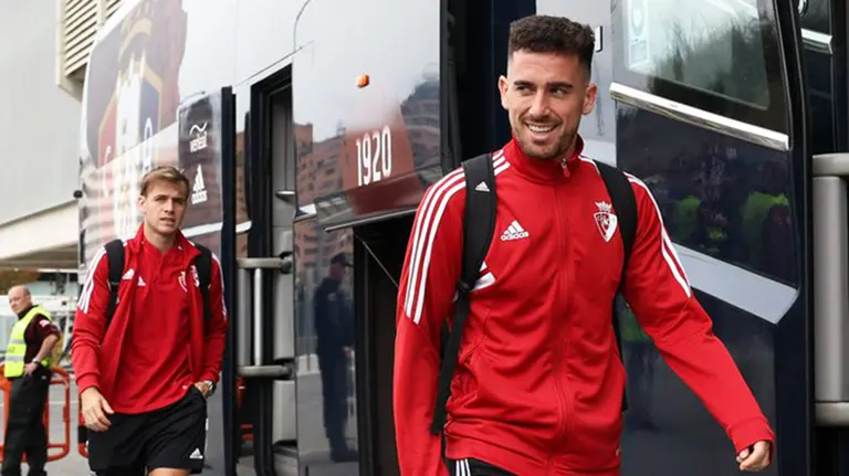 Los jugadores Pablo Ibáñez y Kike Barja, a la derecha, en El Sadar. CA Osasuna.