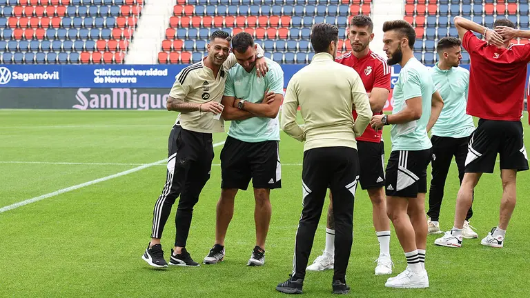 Sergio León, a la izquierda, sonríe junto a Unai García en El Sadar. CA Osasuna.