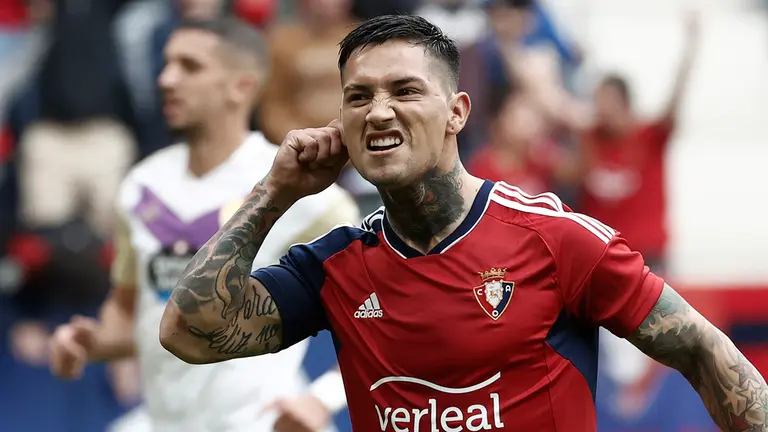 El delantero argentino del Osasuna Luis Ezquiel 'Chimy' Ávila celebra tras marcarle un gol de penalti al Real Valladolid durante su partido de LaLiga de fútbol disputado en el estadio El Sadar, este domingo, en Pamplona. EFE/ Jesús Diges