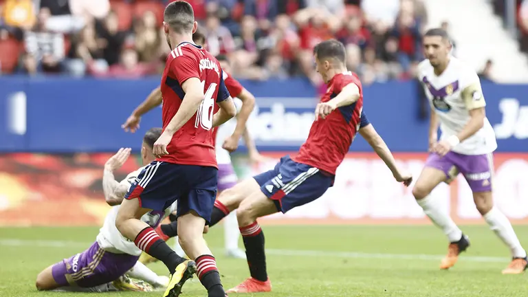 Ante Budimir en la boca de gol ante el Valladolid. CA Osasuna.