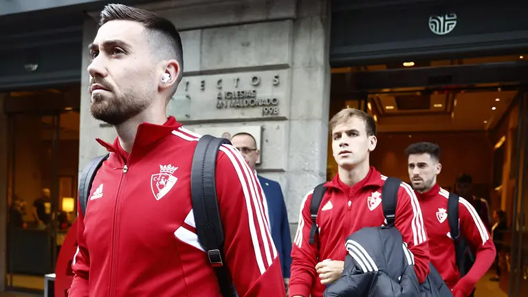 Moi Gómez, Pablo Ibáñez y Barja salen del hotel de Vigo camino de Balaídos. CA Osasuna.