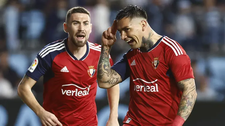 Chimy Ávila celebra su gol ante Moi Gómez en Balaídos. CA Osasuna.