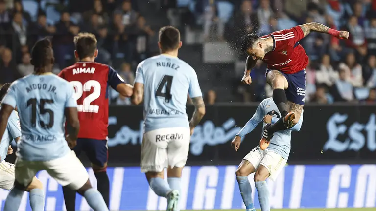 Espectacular remate de cabeza de Chimy Ávila para marcar el segundo gol ante el Celta. CA Osasuna.