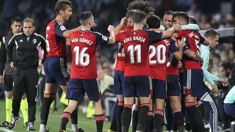 Los jugadores de Osasuna celebran la victoria ante el Celta en Balaídos. Efe.