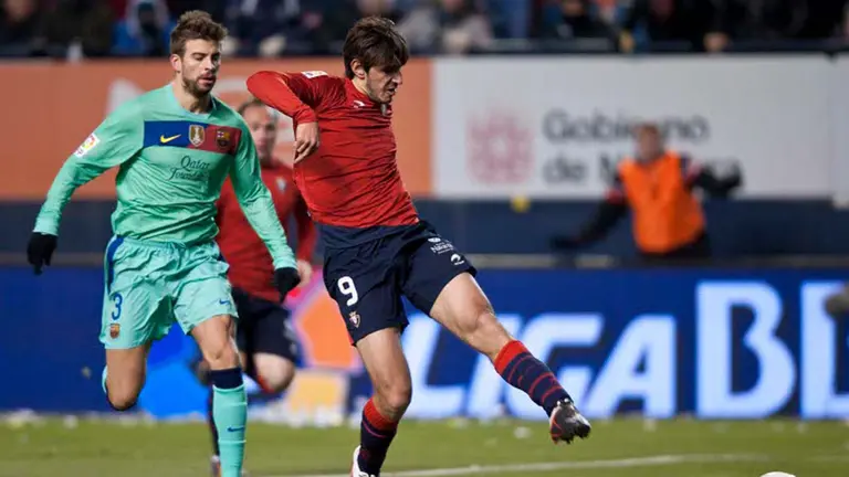 Gol de Lekic ante Piqué en el Osasuna - Barcelona (3-2) de la temporada 2011-12. Daniel Fernández.