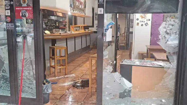 Estado de la taberna Ezpala en el barrio de Iturrama tras la pelea entre ultras de Osasuna y del Barcelona.